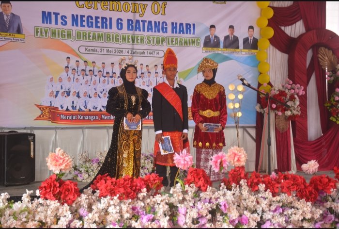 Memukau Berbaju Adat, MC Tiga Bahasa Matsanam Hipnotis Penonton di Panggung Perpisahan Angkatan ke-17