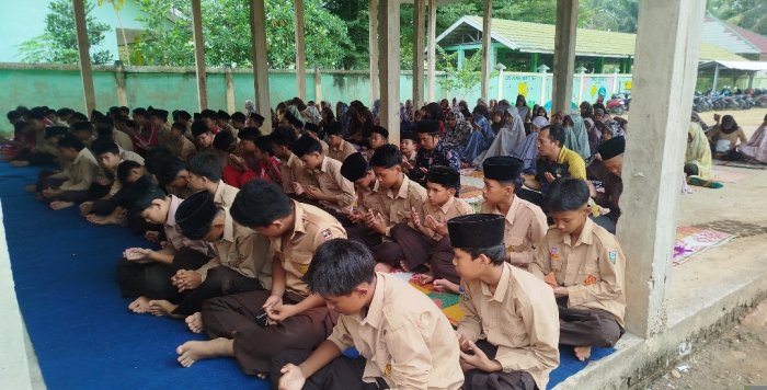 Semaikan Nilai Religius, MTsN 6 Batang Hari Konsisten Biasakan Salat Zuhur Berjemaah Semaikan Nilai Religius, MTsN 6 Batang Hari Konsisten Biasakan Salat Zuhur Berjemaah