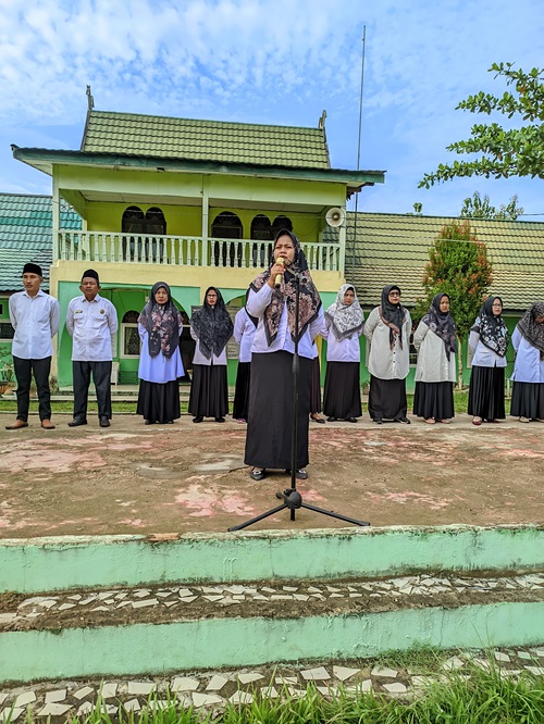 Rohimah Mursidah, Tumbuhkan Rasa Tanggungjawab dan Rasa Cinta Pada MTsN 6 Batang Hari Rohimah Mursidah, Tumbuhkan Rasa Tanggungjawab dan Rasa Cinta Pada MTsN 6 Batang Hari