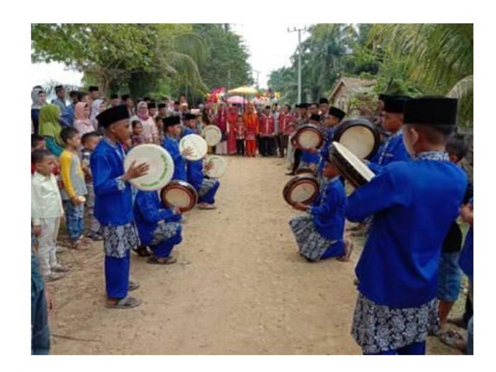 GROUP KOMPANGAN MTSN 6 BATANG HARI IRINGI ARAK-ARAKAN PENGANTIN DI RENGAS IX DESA PULAU