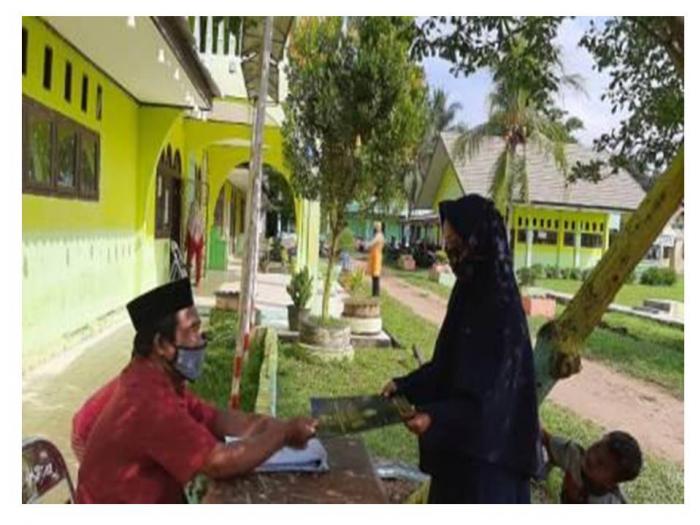 Bagikan Rapor Semester Genap TP 2019/2020 MTsN 6 Batang Hari Tetap Jaga Protokol Covid-19 Bagikan Rapor Semester Genap TP 2019/2020 MTsN 6 Batang Hari Tetap Jaga Protokol Covid-19