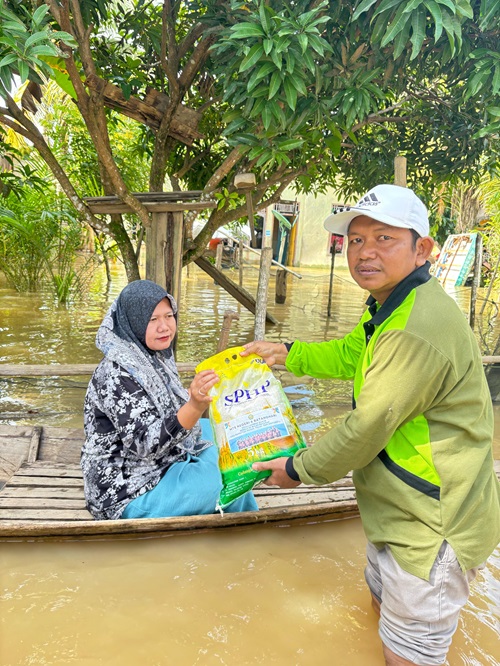 MTsN 6 Batang Hari Disitribusikan 100 Paket Sembako Terhadap Korban Banjir