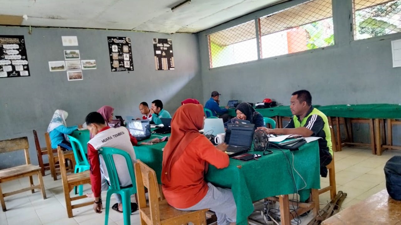 Guru MTsN 6 Batang Hari Kejar Target Penyelesaian Entry Data Nilai RDM Semester Genap TP 2023/ 2024