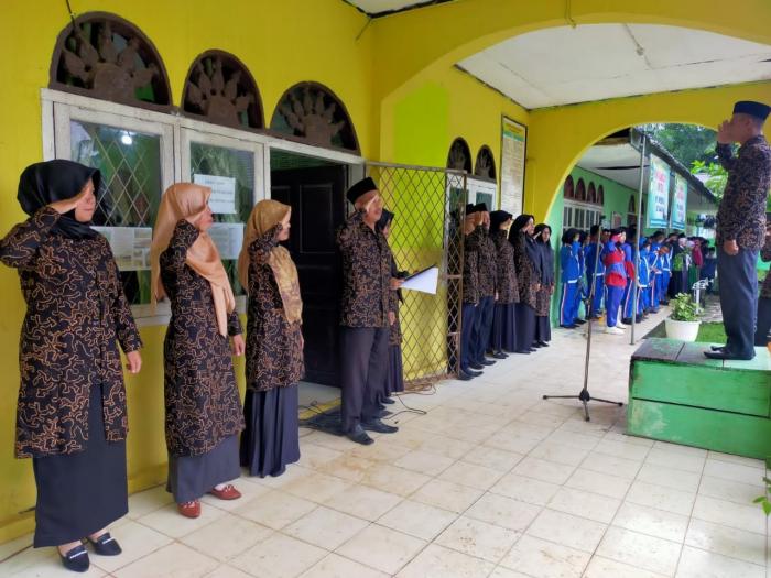 MTsN 6 Batang Hari Gelar Upacara Peringatan Hari Pahlawan Tahun 2021