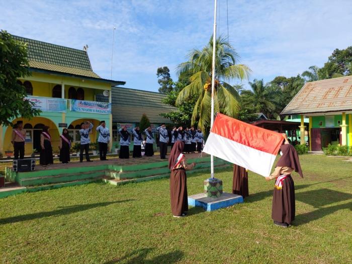Peringati HGN Ke 76 MTsN 6 Batang Hari Laksanakan Upacara