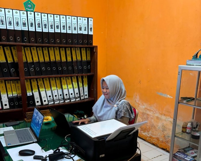 Persiapan Pelayanan Pasca-Kelulusan, Staf TU MTsN 6 Batang Hari Mulai Rampungkan Pencetakan SKL Kelas IX Persiapan Pelayanan Pasca-Kelulusan, Staf TU MTsN 6 Batang Hari Mulai Rampungkan Pencetakan SKL Kelas IX