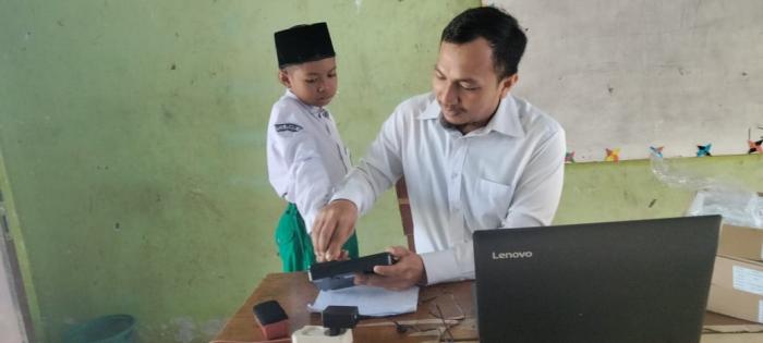 MTsN 6 Batang Hari Terapkan Abesensi Sidik Jari/Finger Print Bagi Seluruh Siswa