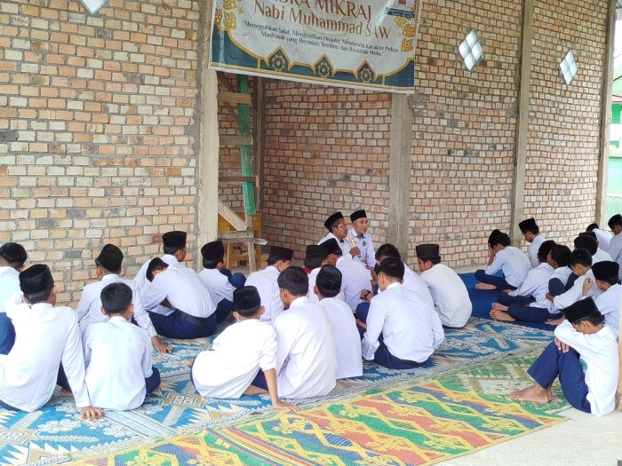 Kepala MTsNegeri 6 Batang Hari Sampaikan Fadhilah Puasa Ramadan kepada Siswa Usai Salat Zuhur Berjamaah