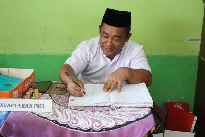 Pelayanan Humanis, Panitia PMB MTsN 6 Batang Hari Terus Kawal Proses Pendaftaran Calon Siswa Baru Pelayanan Humanis, Panitia PMB MTsN 6 Batang Hari Terus Kawal Proses Pendaftaran Calon Siswa Baru