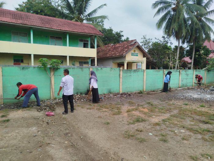 Semangat Kebersamaan, GTK dan Siswa MTsNegeri 6 Batang Hari Gotong Royong Siapkan Peringatan Isra Mikraj 1447 H