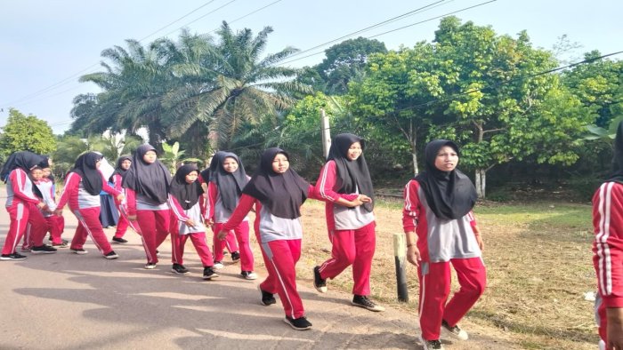 Galakkan Gaya Hidup Sehat, MTsN 6 Batang Hari Ajak Siswa Jalan Sehat Penuh Keceriaan