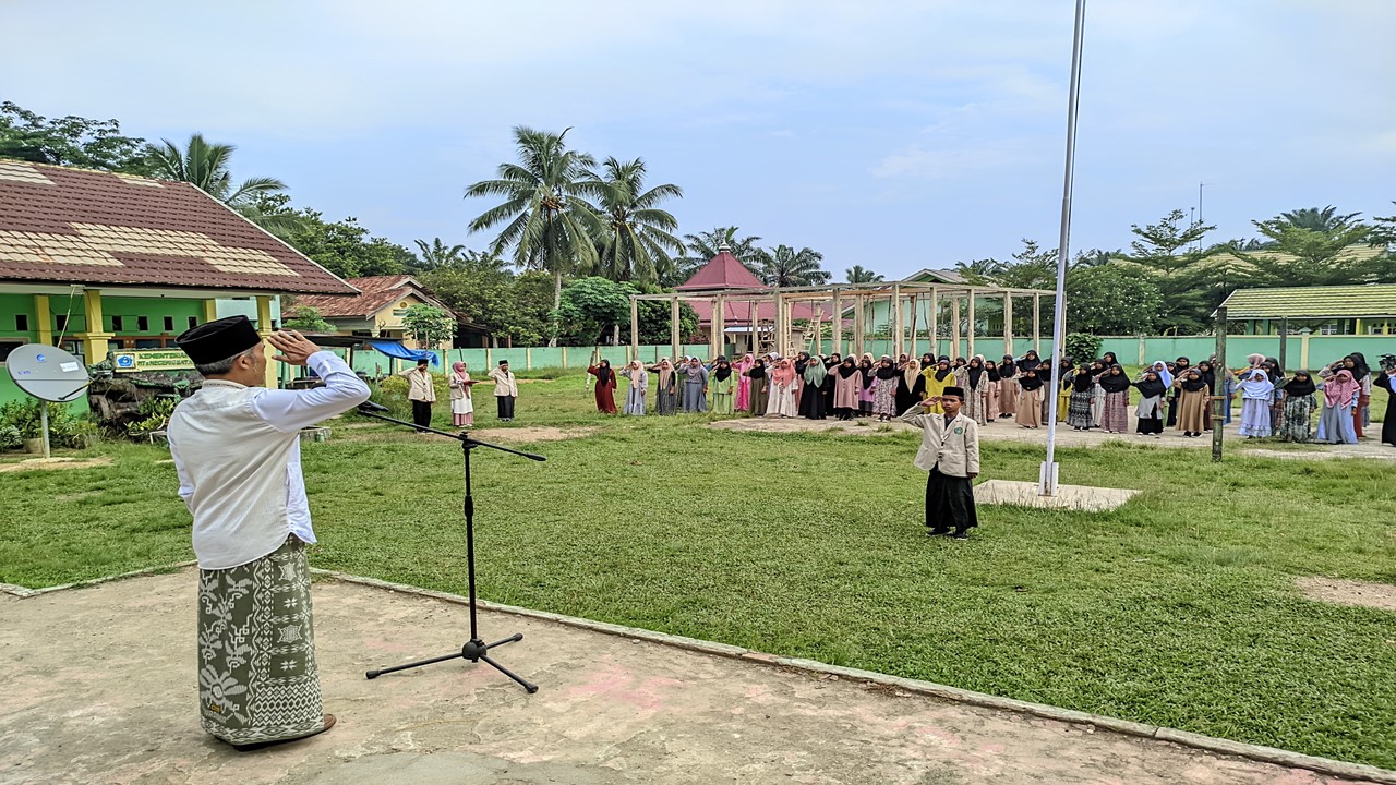 Peringati Hari Santri, MTsN 6 Batang Hari Laksanakan Upacara