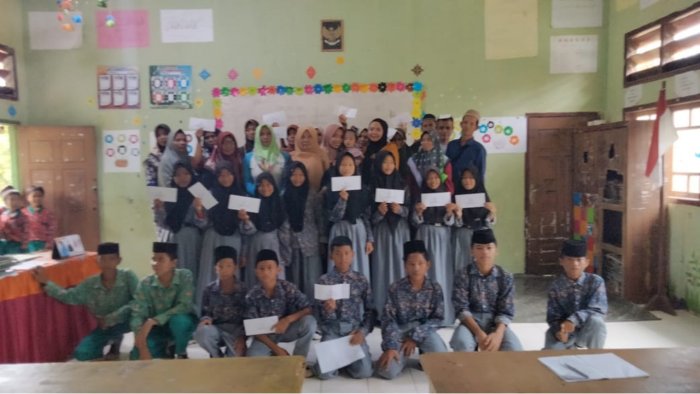 Dukung Pendidikan, BAZNAS Batang Hari Salurkan Zakat kepada Siswa MTsN 6 Batang Hari Dukung Pendidikan, BAZNAS Batang Hari Salurkan Zakat kepada Siswa MTsN 6 Batang Hari