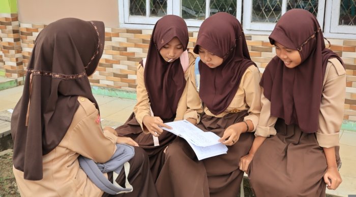 Mengintip Hangatnya Kebersamaan Siswa MTsN 6 Batang Hari Saat Rehat ASAS Genap, Lepas Penat Sembari Diskusi Ringan Mengintip Hangatnya Kebersamaan Siswa MTsN 6 Batang Hari Saat Rehat ASAS Genap, Lepas Penat Sembari Diskusi Ringan