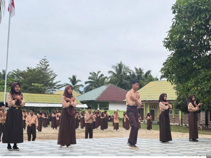 Kelas IX MTsNegeri 6 Batang Hari Antusias Pimpin Senam Terakhir Sebelum Ujian