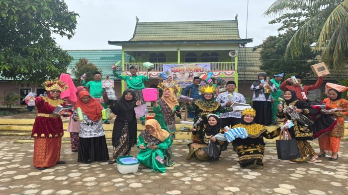 Semarak HGN, MTsN 6 Batang Hari Gelar Lomba Fashion Show dan Tukar Kado GTK Semarak HGN, MTsN 6 Batang Hari Gelar Lomba Fashion Show dan Tukar Kado GTK