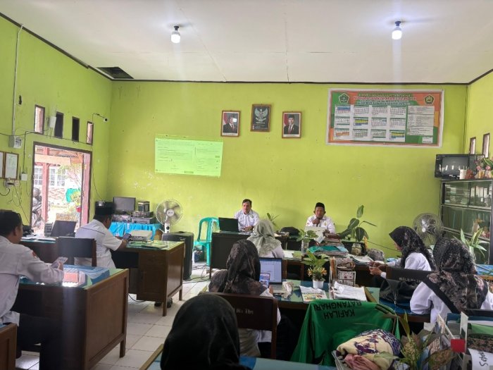 Kepala MTsNegeri 6 Batang Hari Pimpin Pengisian EDM Madrasah