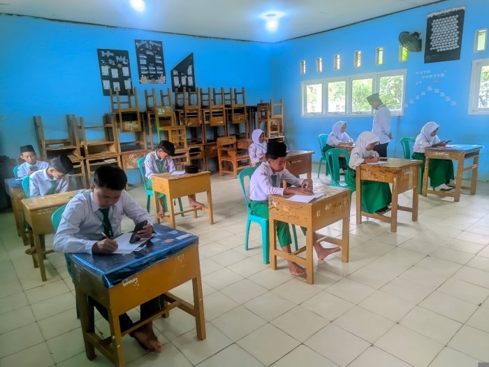 Pelaksanaan Hari Pertama Ujian Madrasah Berbasis Android di MTsNegeri 6 Batang Hari Berjalan Lancar