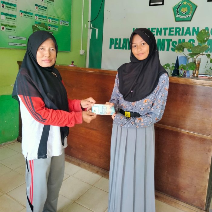 Berprestasi dan Raih Ranking 1, Azita Muballighah Sabet Beasiswa Prestasi KPN Al-Karomah Berprestasi dan Raih Ranking 1, Azita Muballighah Sabet Beasiswa Prestasi KPN Al-Karomah