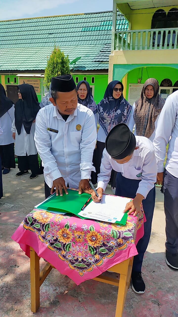 Kepala MTsN 6 Batang Hari Lantik Ketua OSIM Terpilih Masa Bakti 2024-2025