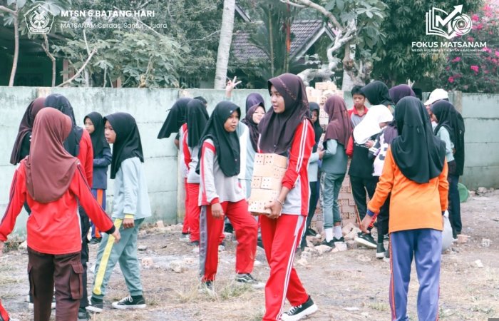 Tumbuhkan Budaya Kebersamaan, GTK dan Siswa MTsN 6 Batang Hari Gotong Royong Pindahkan Batu Bata Musala Tumbuhkan Budaya Kebersamaan, GTK dan Siswa MTsN 6 Batang Hari Gotong Royong Pindahkan Batu Bata Musala