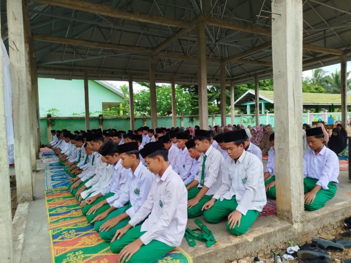 Meneguhkan Iman di Tengah Aktivitas, MTsNegeri 6 Batang Hari Biasakan Salat Zuhur Berjamaah