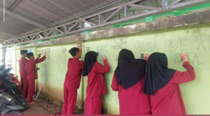 Kreativitas Tanpa Batas, Siswa MTsNegeri 6 Batang Hari Percantik Tembok Pagar Madrasah dengan Lukisan Edukatif