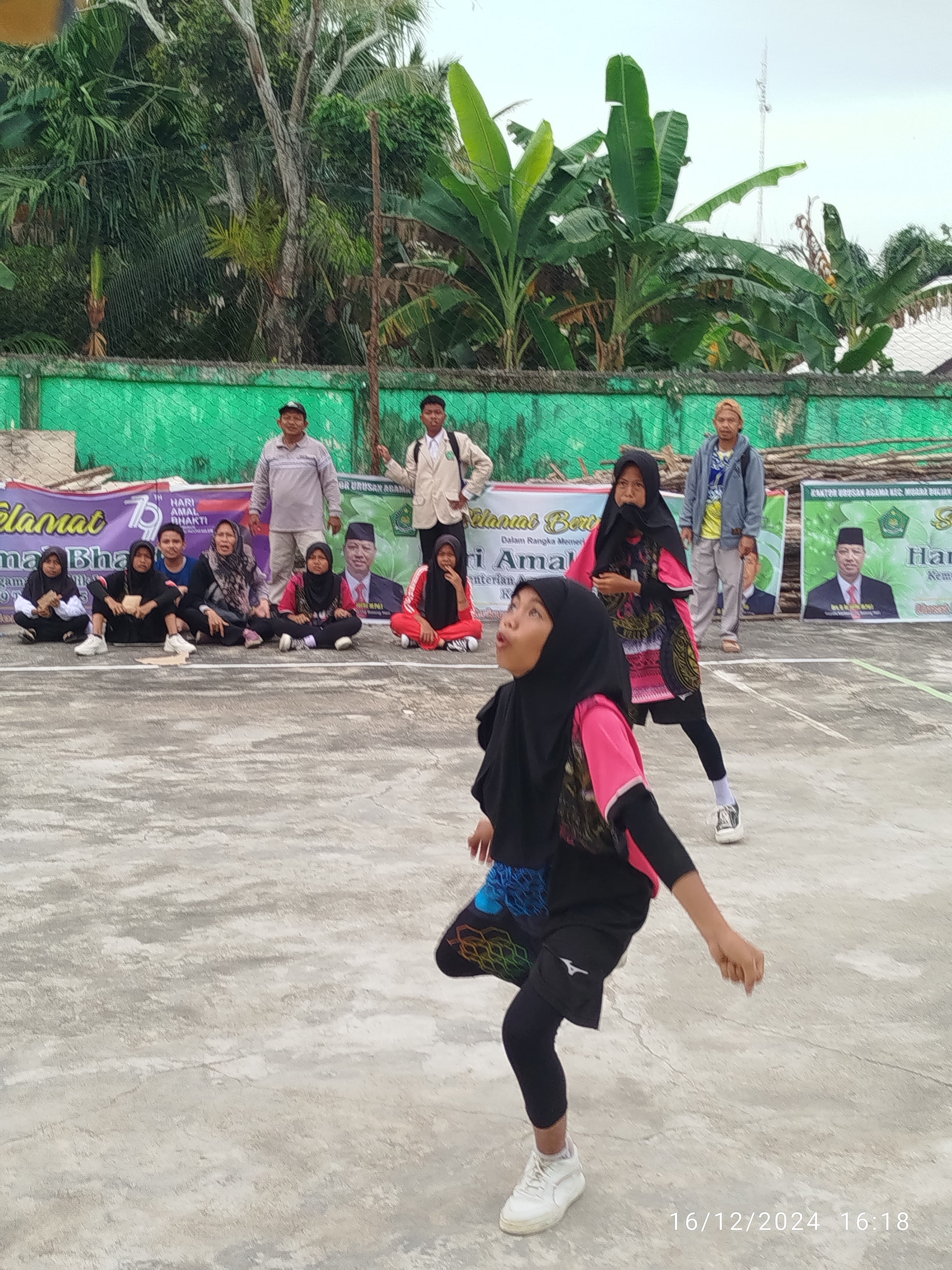3 Kali Menang, 1 Kali Kalah Akhirnya Tim Volly Putri MTsN 6 Batang Hari Raih Juara 3 3 Kali Menang, 1 Kali Kalah Akhirnya Tim Volly Putri MTsN 6 Batang Hari Raih Juara 3