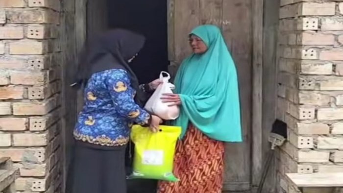 Peduli Sesama, ASN PPPK Tahap II MTsN 6 Batang Hari Salurkan Bantuan Sembako kepada Warga Kurang Mampu