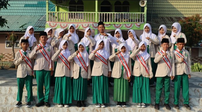 Tampil Memukau Tanpa Celah! Siswa Kelas IX.2 MTsN 6 Batang Hari Sukses Jalankan Tugas Upacara Bendera Tampil Memukau Tanpa Celah! Siswa Kelas IX.2 MTsN 6 Batang Hari Sukses Jalankan Tugas Upacara Bendera
