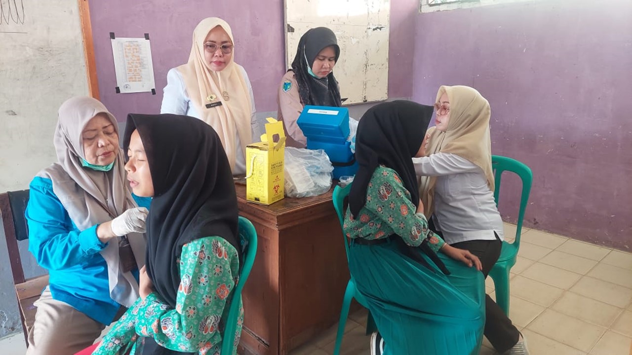 Tim Kesehatan Puskesmas Pasar Muara Tembesi Laksanakan Vaksin HPV di MTsN 6 Batang Hari Tim Kesehatan Puskesmas Pasar Muara Tembesi Laksanakan Vaksin HPV di MTsN 6 Batang Hari