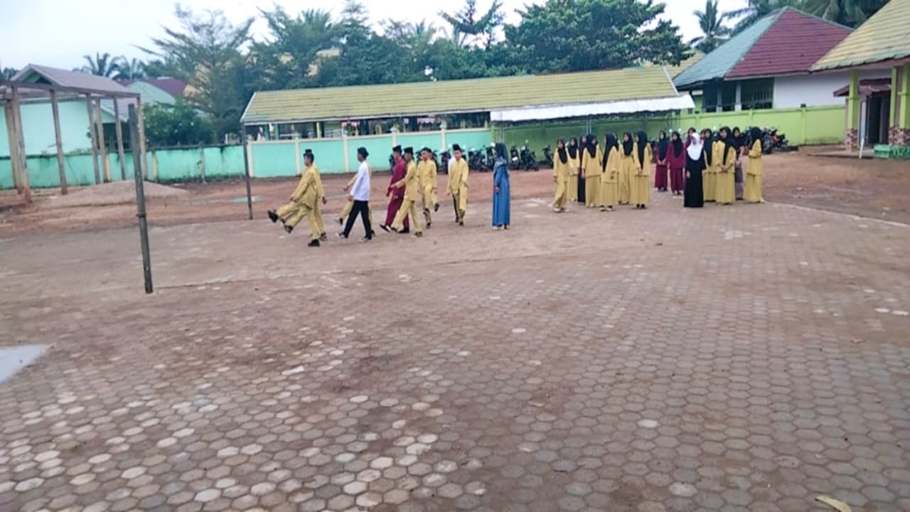 MTsN 6 Batang Hari Tancap Gas Latihan Gerak Jalan Jelang Adu Gengsi di Muara Tembesi MTsN 6 Batang Hari Tancap Gas Latihan Gerak Jalan Jelang Adu Gengsi di Muara Tembesi