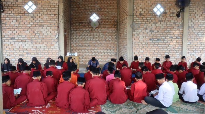 Khidmat dan Menginspirasi! Siswa Kelas IX.2 MTsN 6 Batang Hari Sukses Pimpin Kegiatan Keagamaan Jumat Khidmat dan Menginspirasi! Siswa Kelas IX.2 MTsN 6 Batang Hari Sukses Pimpin Kegiatan Keagamaan Jumat