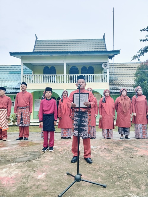 MTsN 6 Batang Hari Gelar Upacara HUT Jambi Ke 68 