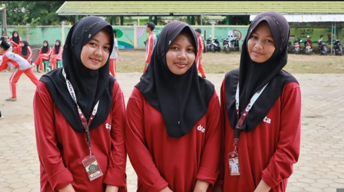 Kreatif dan Sigap! Mengenal Trio Humas OSIM MTsN6 Batang Hari, Juru Kamera di Balik Seliweran Konten Viral Class Meeting Kreatif dan Sigap! Mengenal Trio Humas OSIM MTsN6 Batang Hari, Juru Kamera di Balik Seliweran Konten Viral Class Meeting