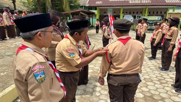 Kamabigus MTsN 6 Batang Hari Lantik Penggalang Ramu dan Rakit