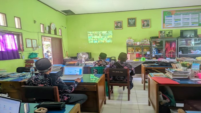 Penguatan Integritas Pendidikan, Guru dan Kepala MTsN 6 Batang Hari Antusias Ikuti Pembinaan Daring