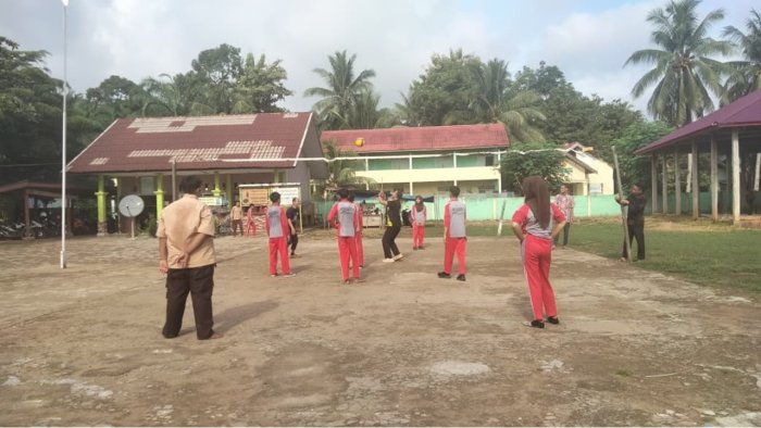 Jelang Lomba HAB, Tim Voli GTK dan Siswa MTsN 6 Batang Hari Gencar Berlatih Jelang Lomba HAB, Tim Voli GTK dan Siswa MTsN 6 Batang Hari Gencar Berlatih
