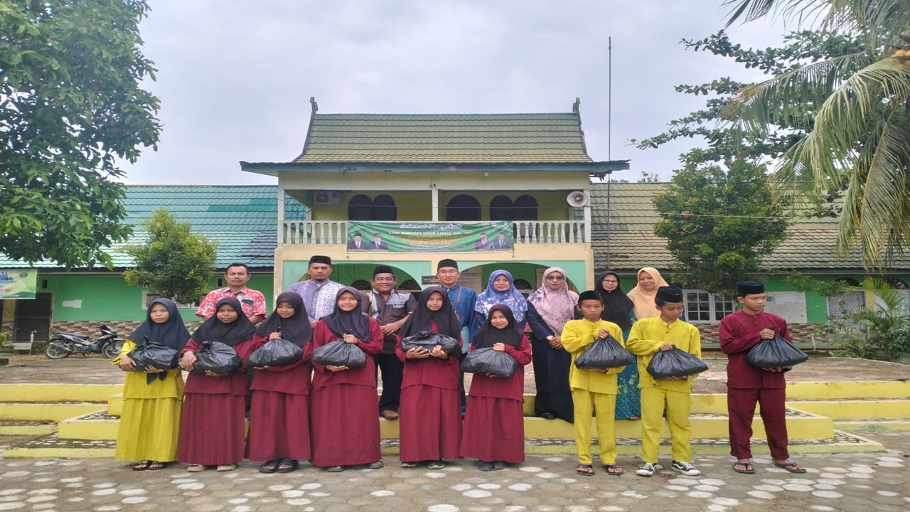 Hari Ini MTsN 6 Batang Hari Gelar Penyaluran Paket Lebaran Yatim Tahun 2025 Hari Ini MTsN 6 Batang Hari Gelar Penyaluran Paket Lebaran Yatim Tahun 2025