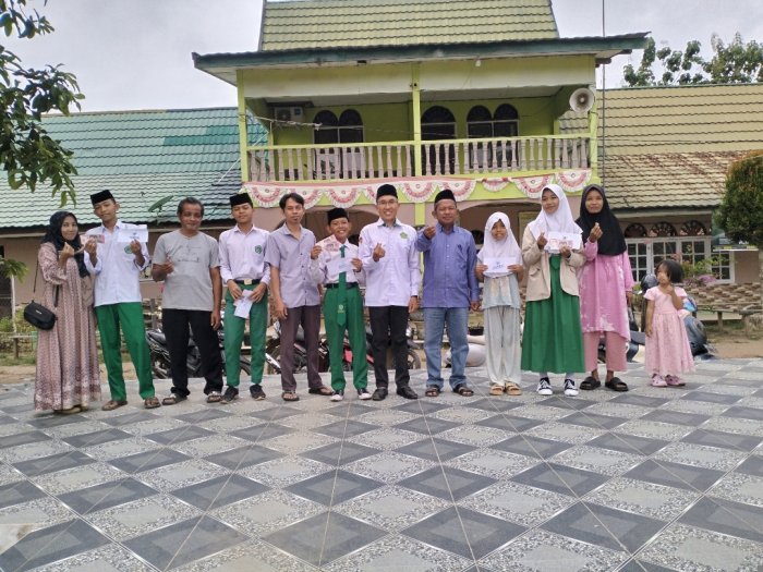 MTsNegeri 6 Batang Hari Salurkan Santunan Lebaran Yatim kepada Lima Siswa Yatim Dhuafa MTsNegeri 6 Batang Hari Salurkan Santunan Lebaran Yatim kepada Lima Siswa Yatim Dhuafa
