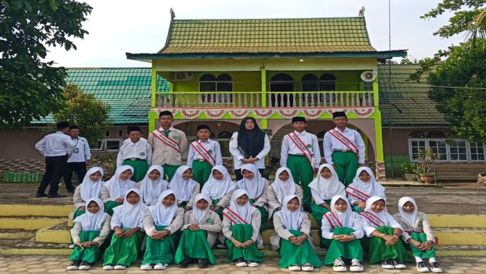 OSIM Baru MTsN 6 Batang Hari Langsung Tunjukkan Aksi Nyata di Upacara Senin Pagi OSIM Baru MTsN 6 Batang Hari Langsung Tunjukkan Aksi Nyata di Upacara Senin Pagi