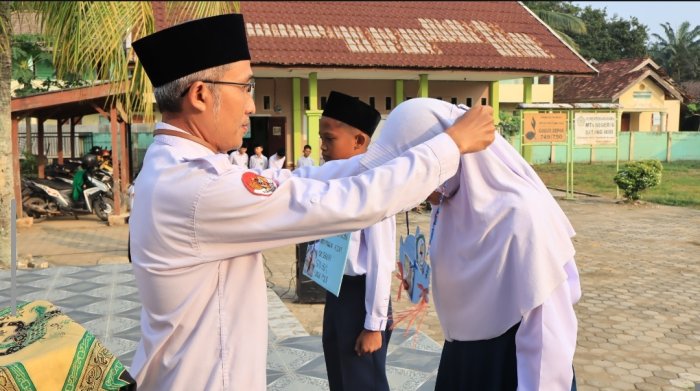 Resmi Dibuka, Wakil Kepala Bidang Kesiswaan Pimpin Apel Pembukaan MATAMUDA MTsN 6 Batang Hari Resmi Dibuka, Wakil Kepala Bidang Kesiswaan Pimpin Apel Pembukaan MATAMUDA MTsN 6 Batang Hari