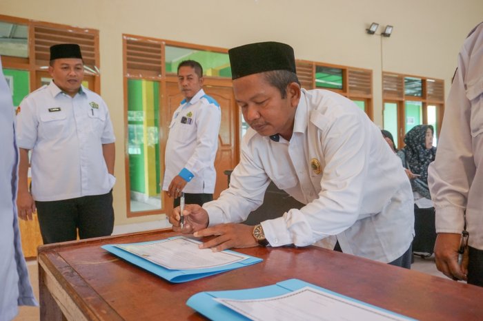 Meneguhkan Komitmen dan Integritas, Kepala MTsNegeri 6 Batang Hari Tandatangani Pakta Integritas