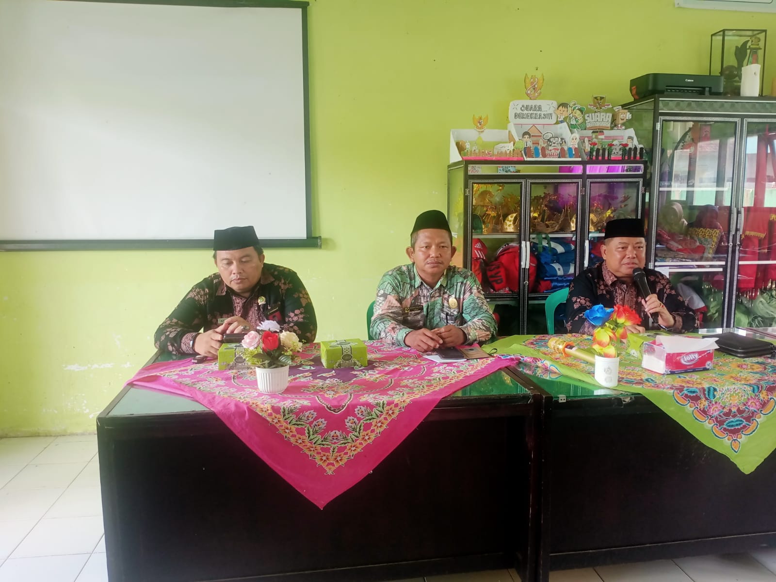 Kepala Kantor Kementerian Agama Kabupaten Batang Hari Lakukan Penilaian Perpustakaan di MTsN 6 Batang Hari Kepala Kantor Kementerian Agama Kabupaten Batang Hari Lakukan Penilaian Perpustakaan di MTsN 6 Batang Hari