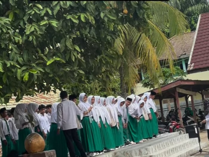 Jelang Perpisahan, Siswa Kelas IX MTsNegeri 6 Batang Hari Intensif Latihan Lagu Penuh Kenangan