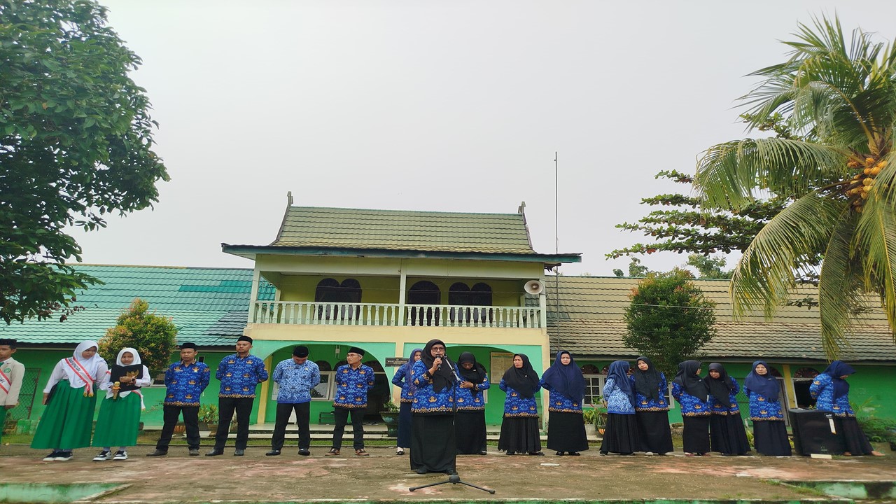 Syofia Rita. Y, Tanamkan Nilai Kebersihan Agar Lingkungan Madrasah Menjadi Terasa Nyaman