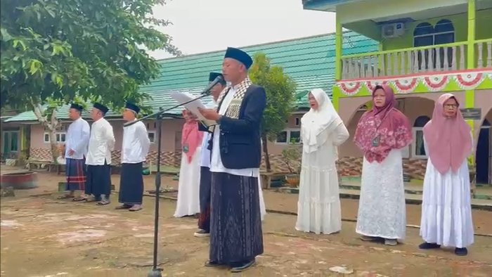 Semarak Hari Santri ke-10! MTsN 6 Batang Hari Gelar Upacara Bendera Penuh Khidmat