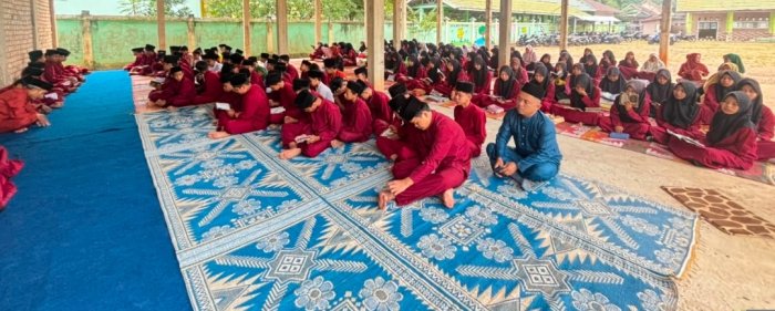Tingkatkan Ketaqwaan, Kelas IX.1 Pimpin Kegiatan Keagamaan Jumat di MTsN 6 Batang Hari Tingkatkan Ketaqwaan, Kelas IX.1 Pimpin Kegiatan Keagamaan Jumat di MTsN 6 Batang Hari