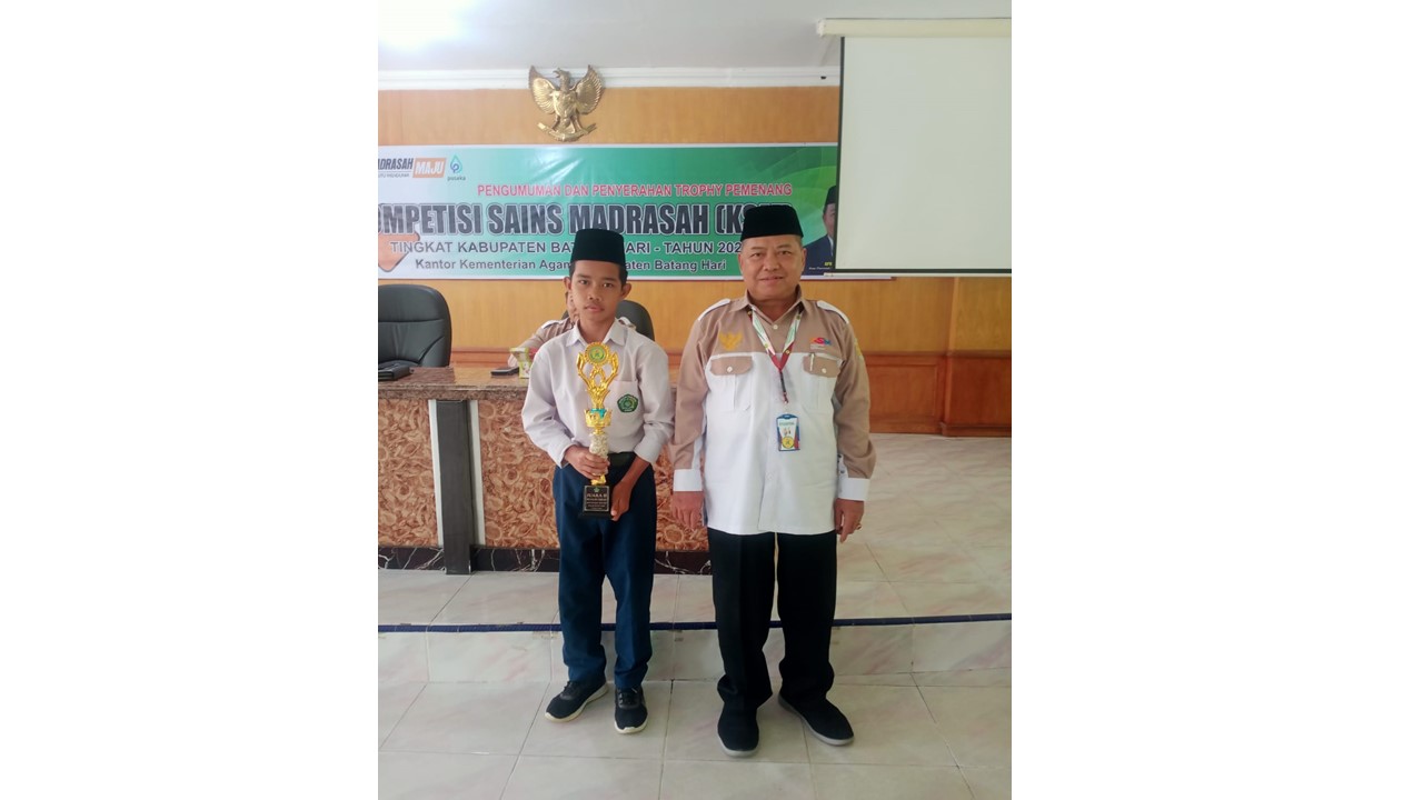 Siswa MTsN 6 Batang Hari Terima Piala Juara KSM Tingkat Kabupaten Tahun 2024