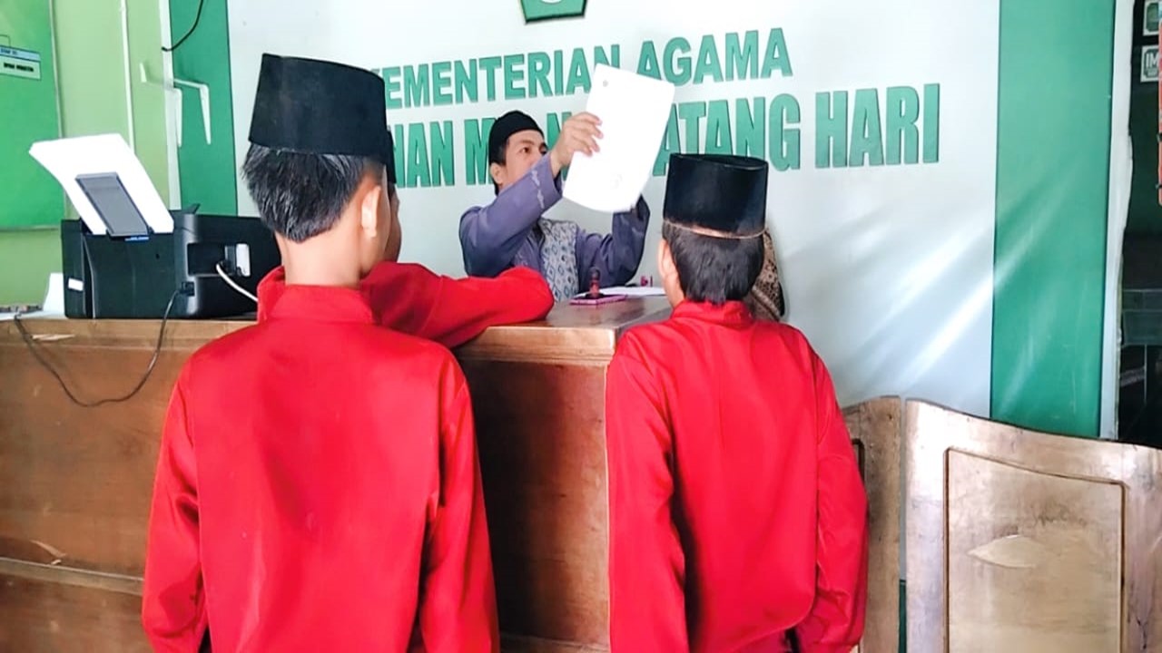 MTsN 6 Batang Hari Fasilitasi Pengurusan Berkas Pencairan PIP Tahap I 2025 MTsN 6 Batang Hari Fasilitasi Pengurusan Berkas Pencairan PIP Tahap I 2025